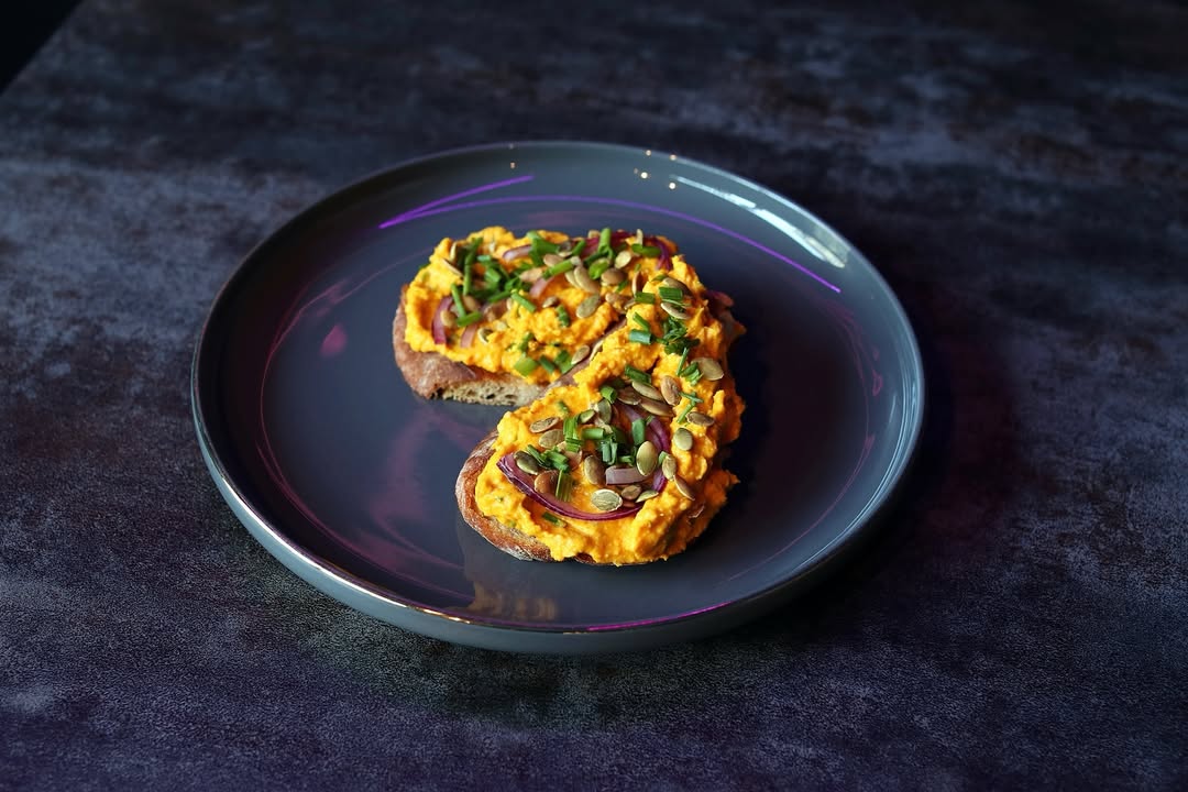 ⚜️Gaia Brunch & Bar⚜️Žitný chléb s domácí dýňovou pomazánkou🎃🫶💫 ⚜️Gaia Brunch & Bar⚜️Rye brea